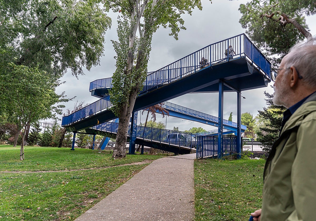 Las única pasarela que queda abierta en el barrio