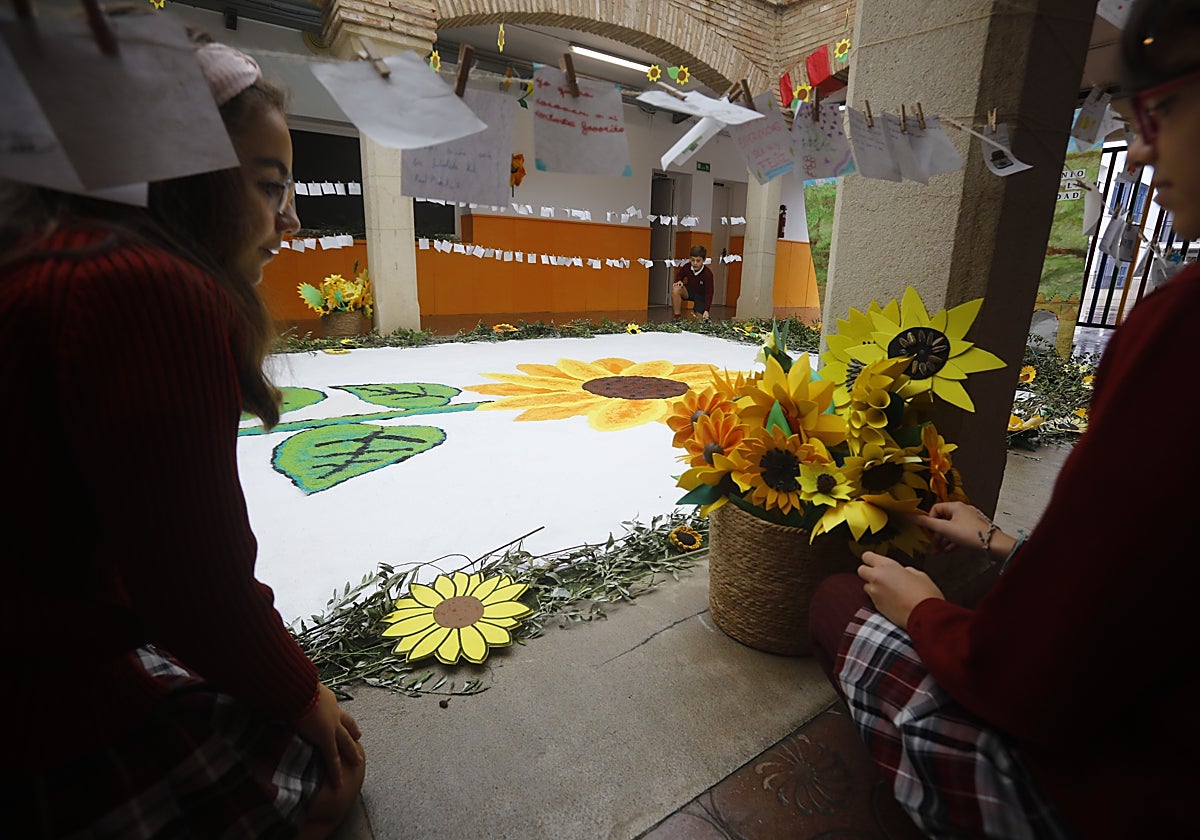 Dos alumnas del colegio Jesús Nazareno junto al montaje del centro de San Agustín