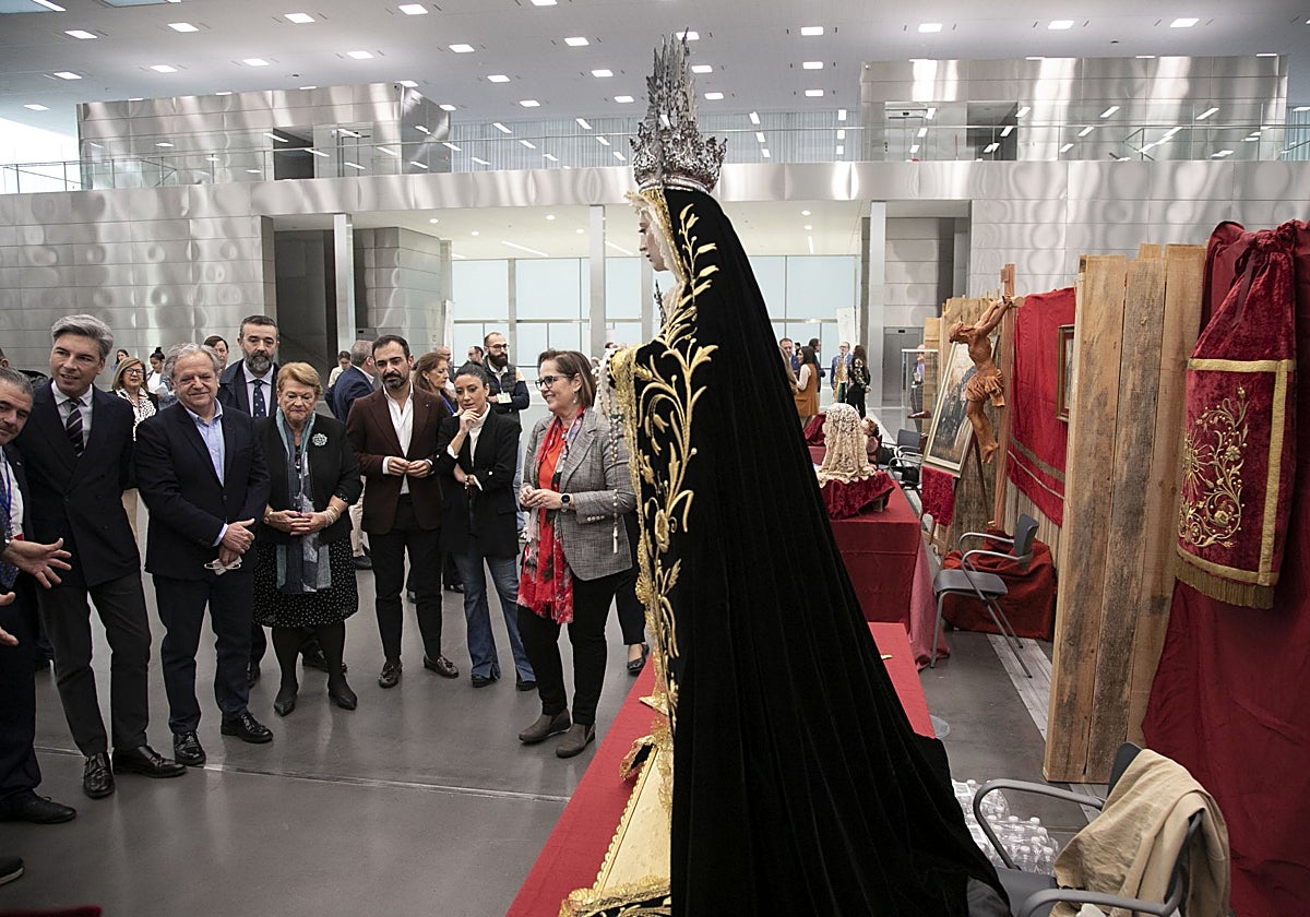 Autoridades, en un stand del primer Encuentro Empresarial Cofrade, en 2023