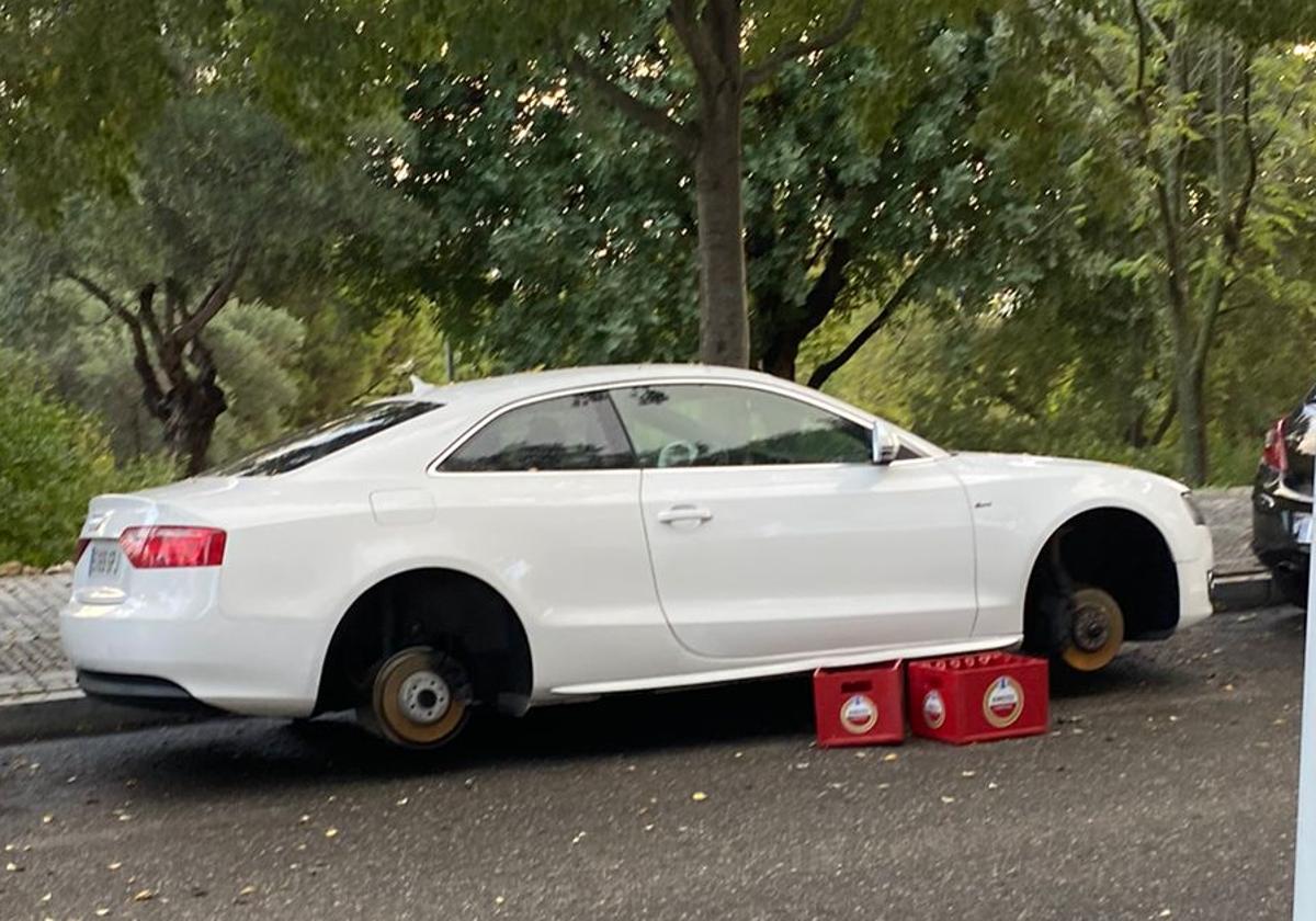 Imagen del segundo coche cuyas ruedas han sido robadas