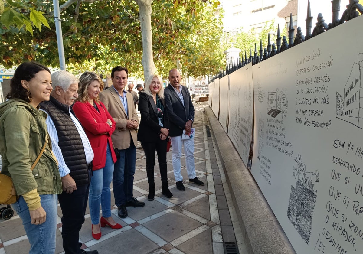 El alcalde de Jaén, Agustín González, acompañado de miembros del equipo de gobierno observando las Chilindrinas