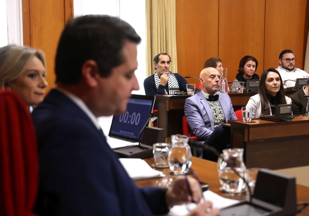 José María Bellido, en un Pleno, con la bancada socialista al fondo