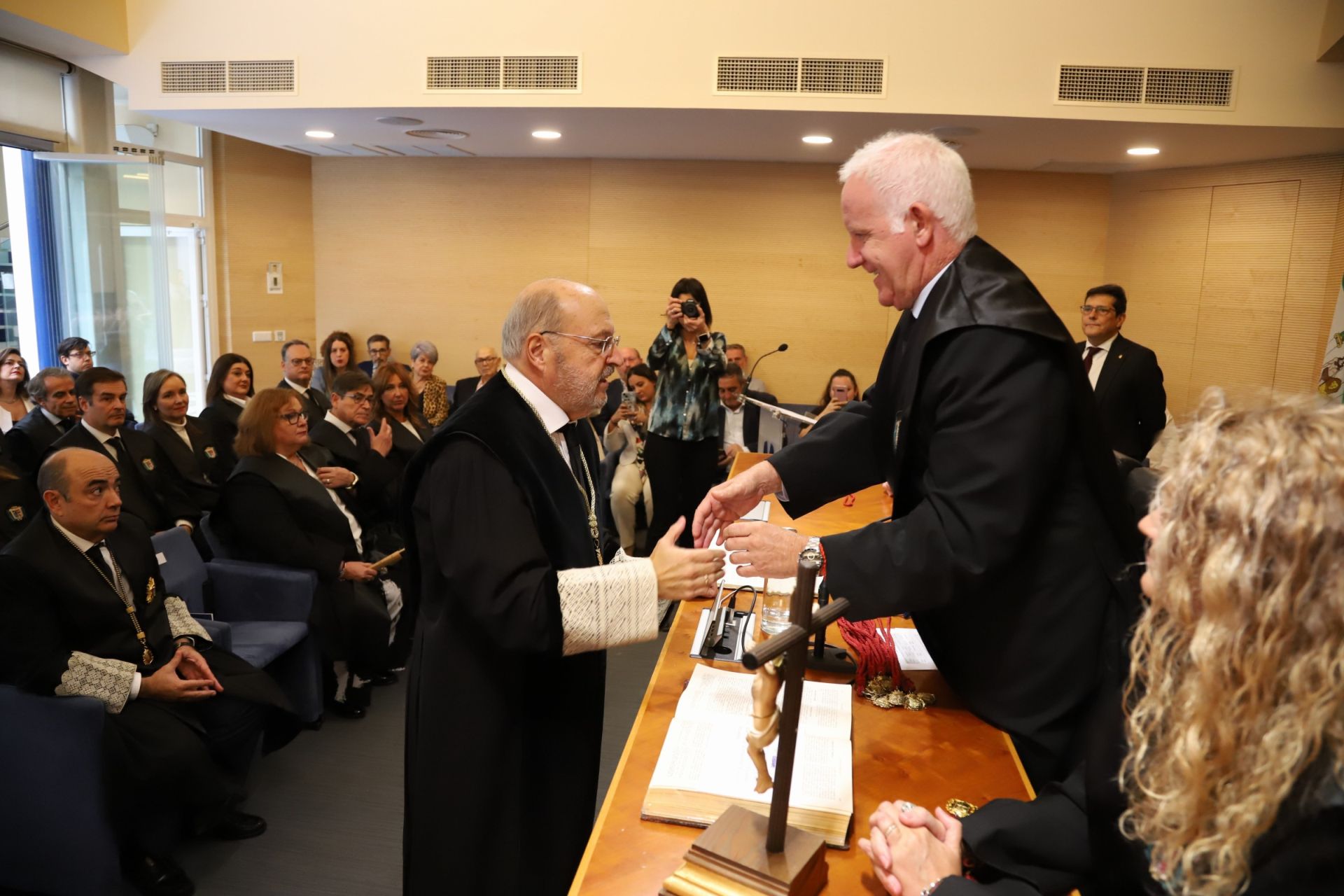 La solemne toma de posesión de José Carlos Arias como decano de los abogados de Córdoba, en imágenes