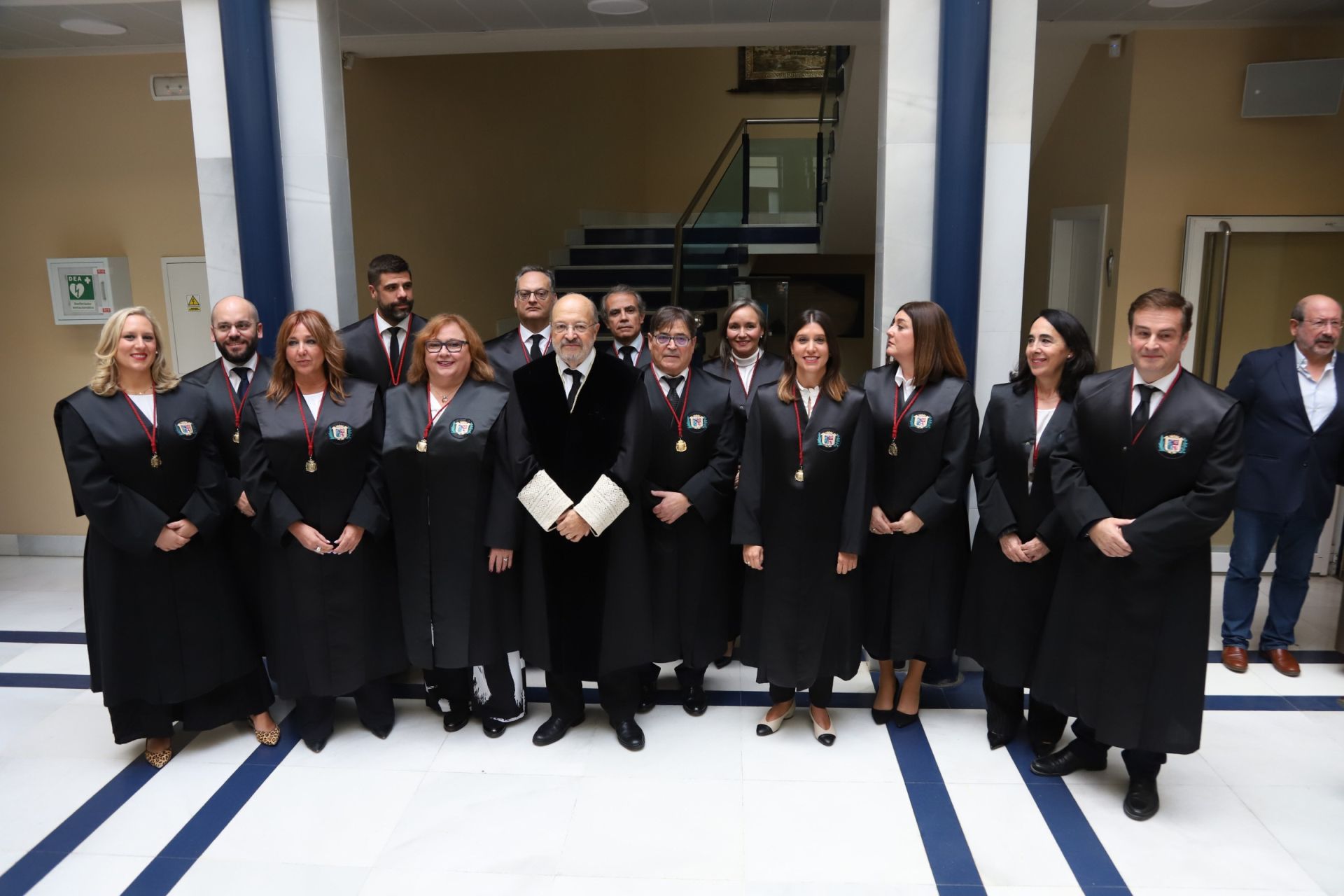 Foto de familia del decano del Colegio de la Abogacía con su nueva junta de gobierno