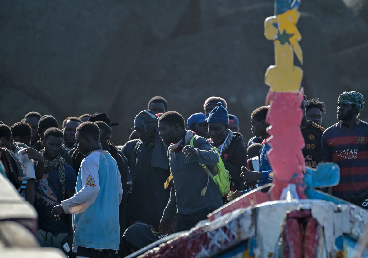 Salvamento Marítimo ha trasladado al muelle de La Restinga, en El Hierro, un cayuco con 183 personas