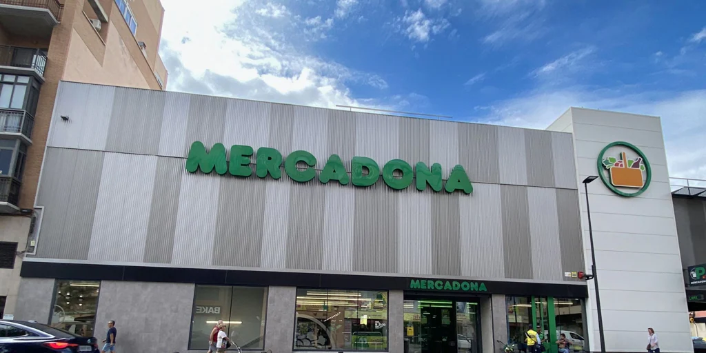 Mercadona is looking for staff at a salary of 1,553 euros with free childcare and cold, altitude and night benefits.