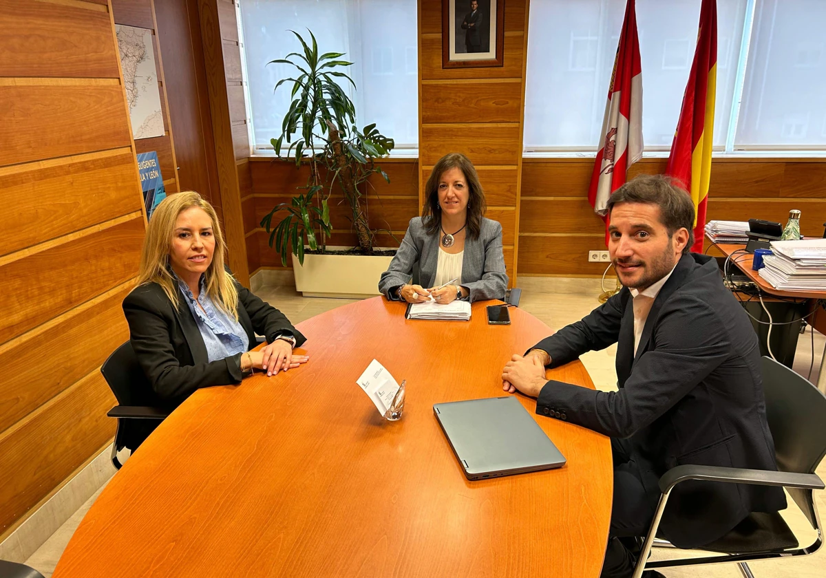 La directora general de Transportes, Laura Paredes, junto a la presidenta de Asetra en Valladolid, Virginia Muñoz, y el director de la consultora Talento Grupo Internacional