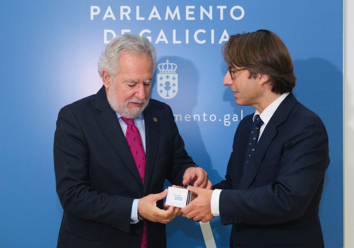 Miguel Santalices ha recibido este sábado de Miguel Corgos el pendrive con los presupuestos de 2025