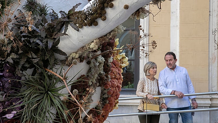Dos visitantes observan 'Un pensamiento vegetal' en Vimcorsa
