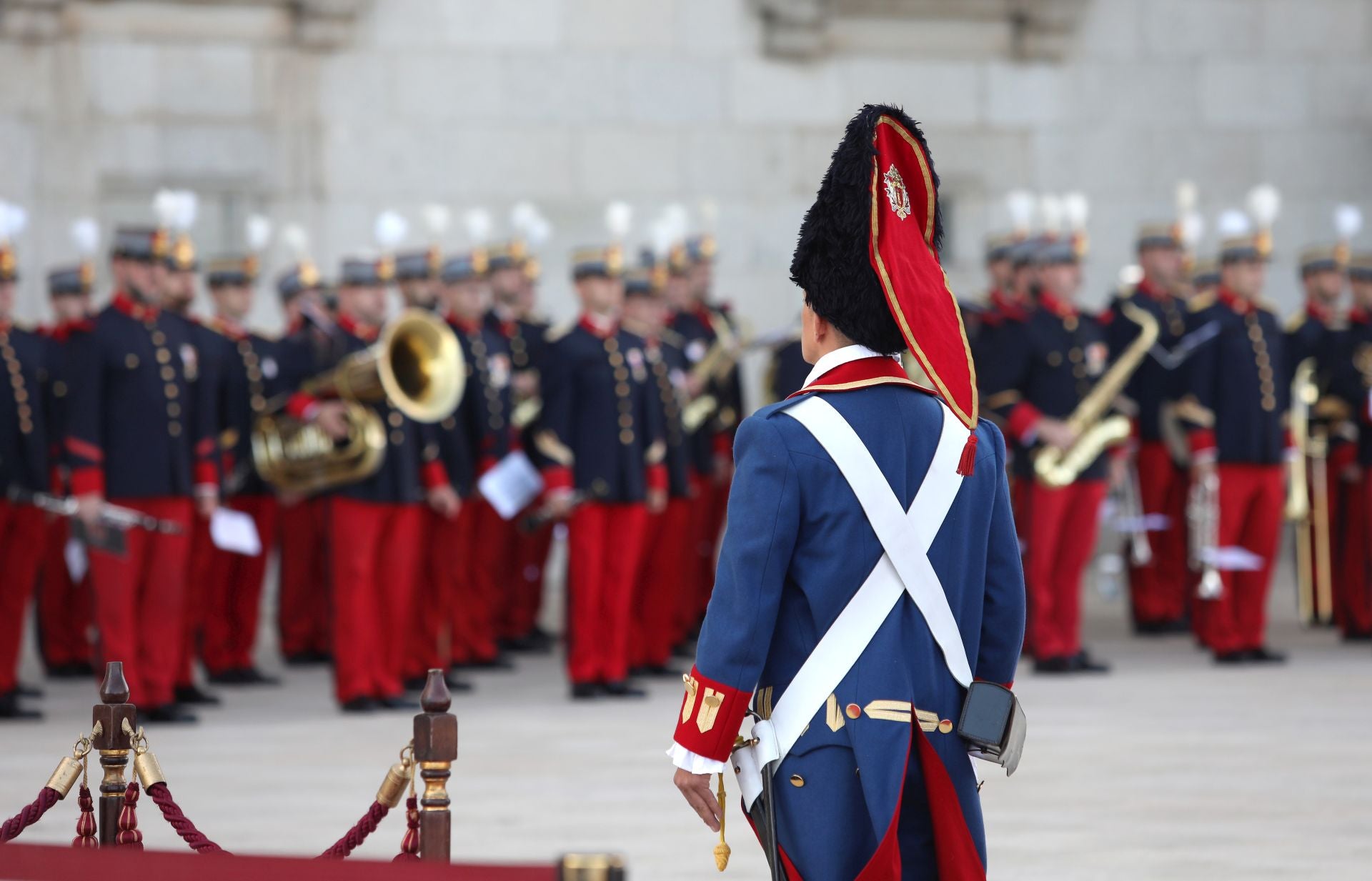 Relevo de guardia e izado solemne de bandera en el Alcázar de Toledo