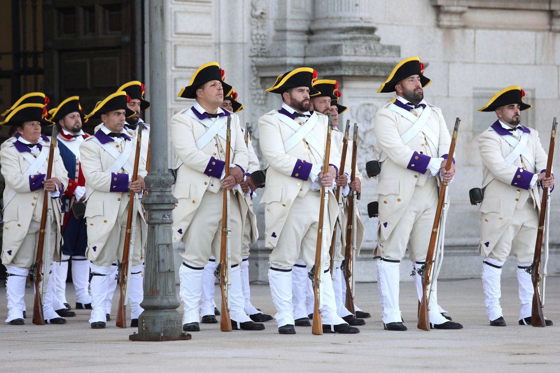 Relevo de guardia e izado solemne de bandera en el Alcázar de Toledo