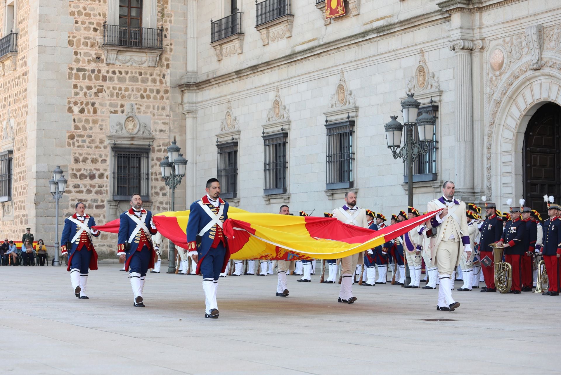 Relevo de guardia e izado solemne de bandera en el Alcázar de Toledo