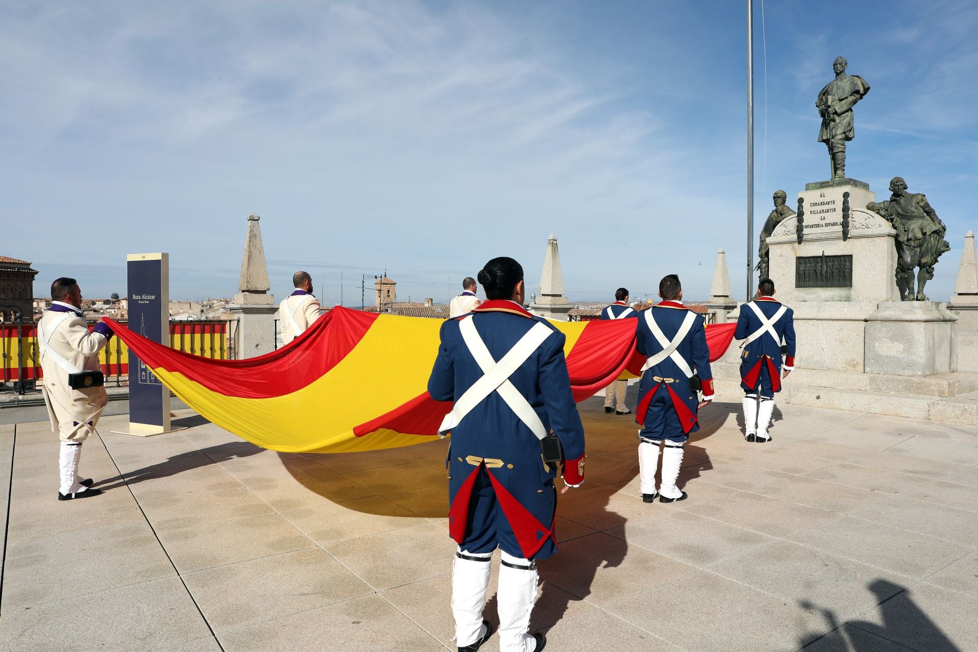 Relevo de guardia e izado solemne de bandera en el Alcázar de Toledo