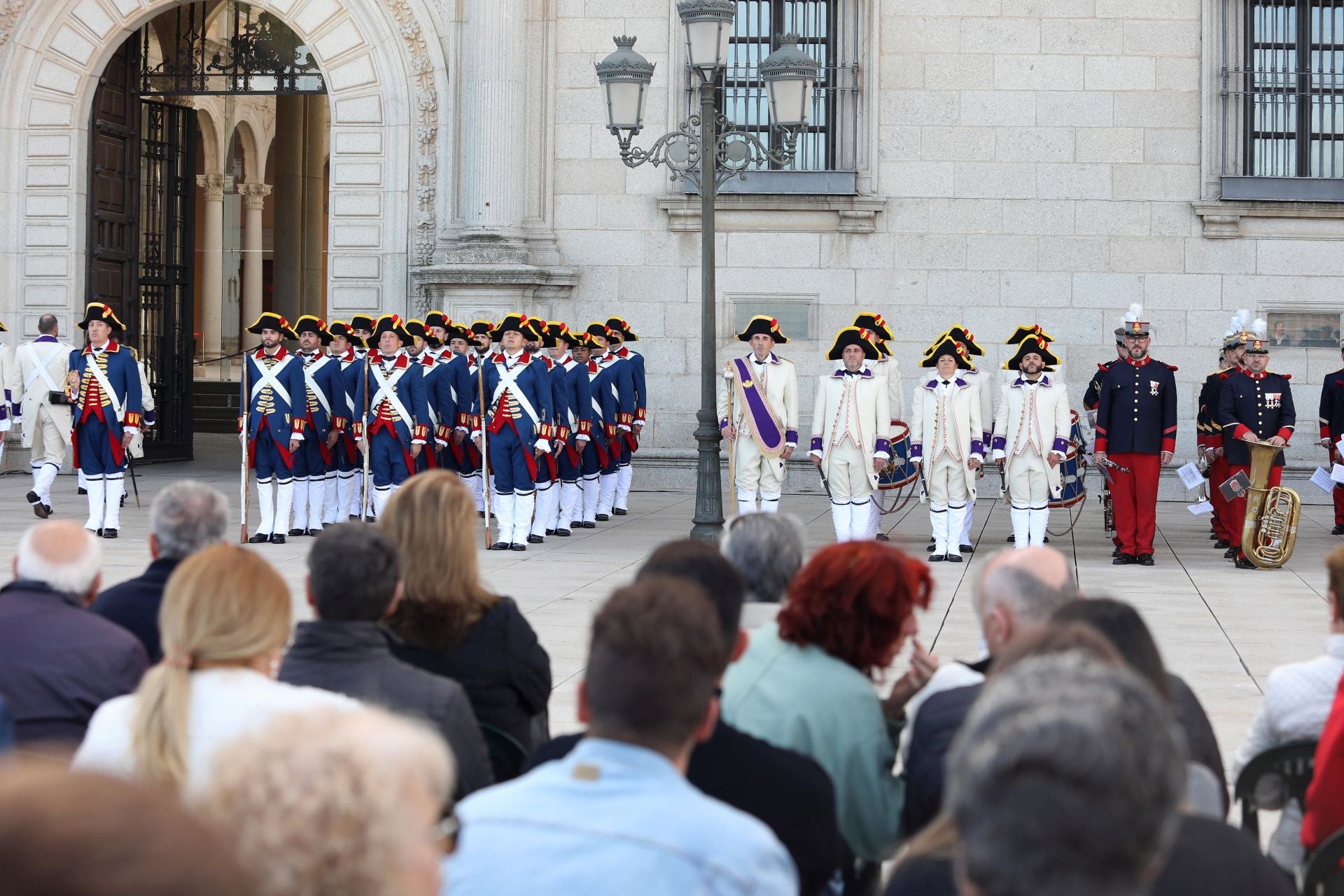 Relevo de guardia e izado solemne de bandera en el Alcázar de Toledo