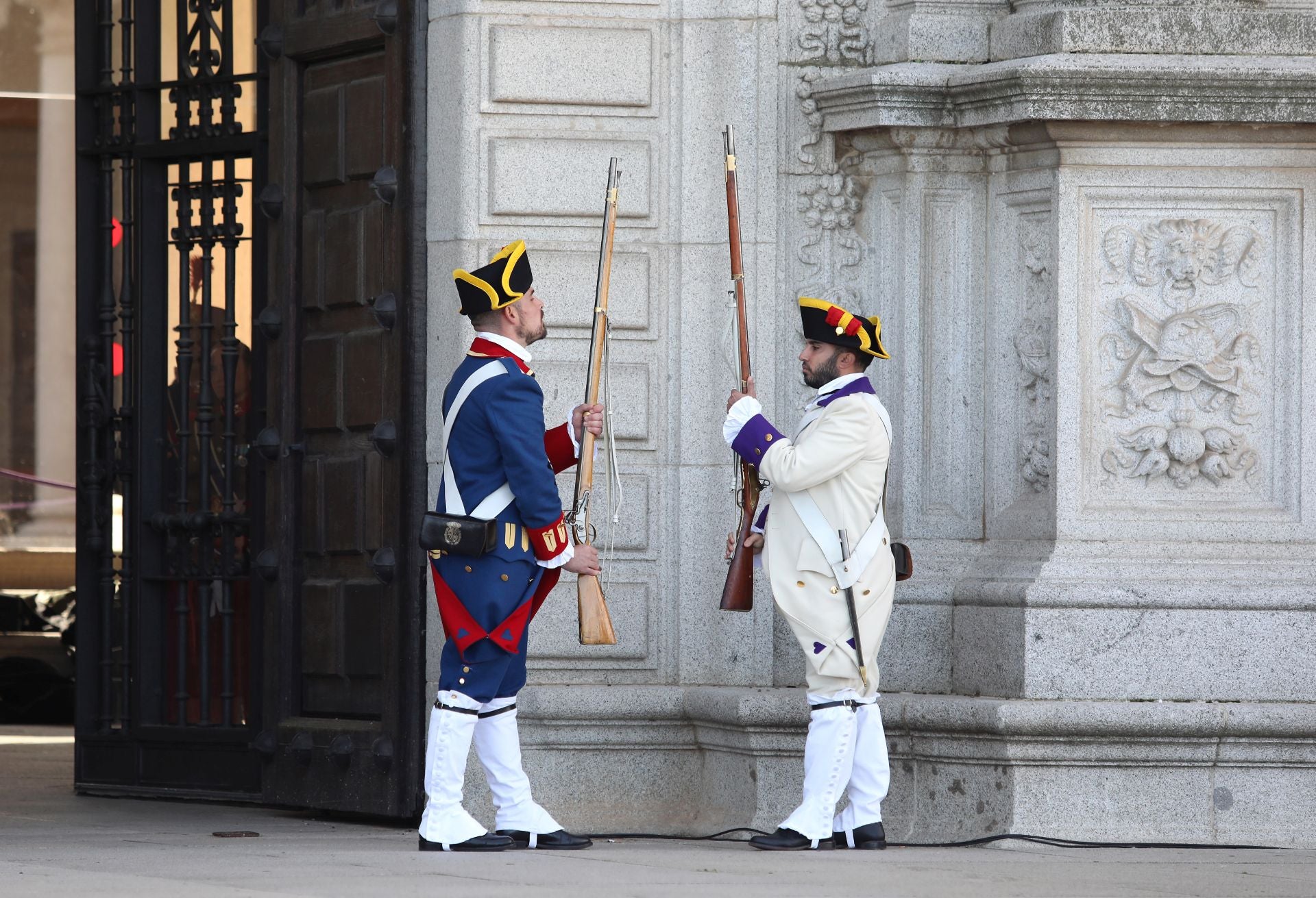 Relevo de guardia e izado solemne de bandera en el Alcázar de Toledo