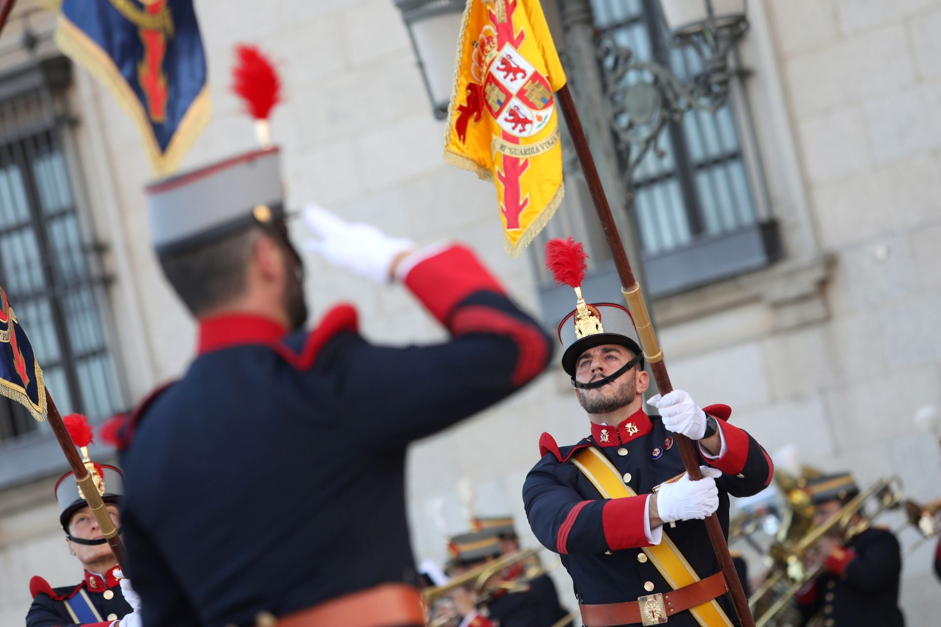 Relevo de guardia e izado solemne de bandera en el Alcázar de Toledo