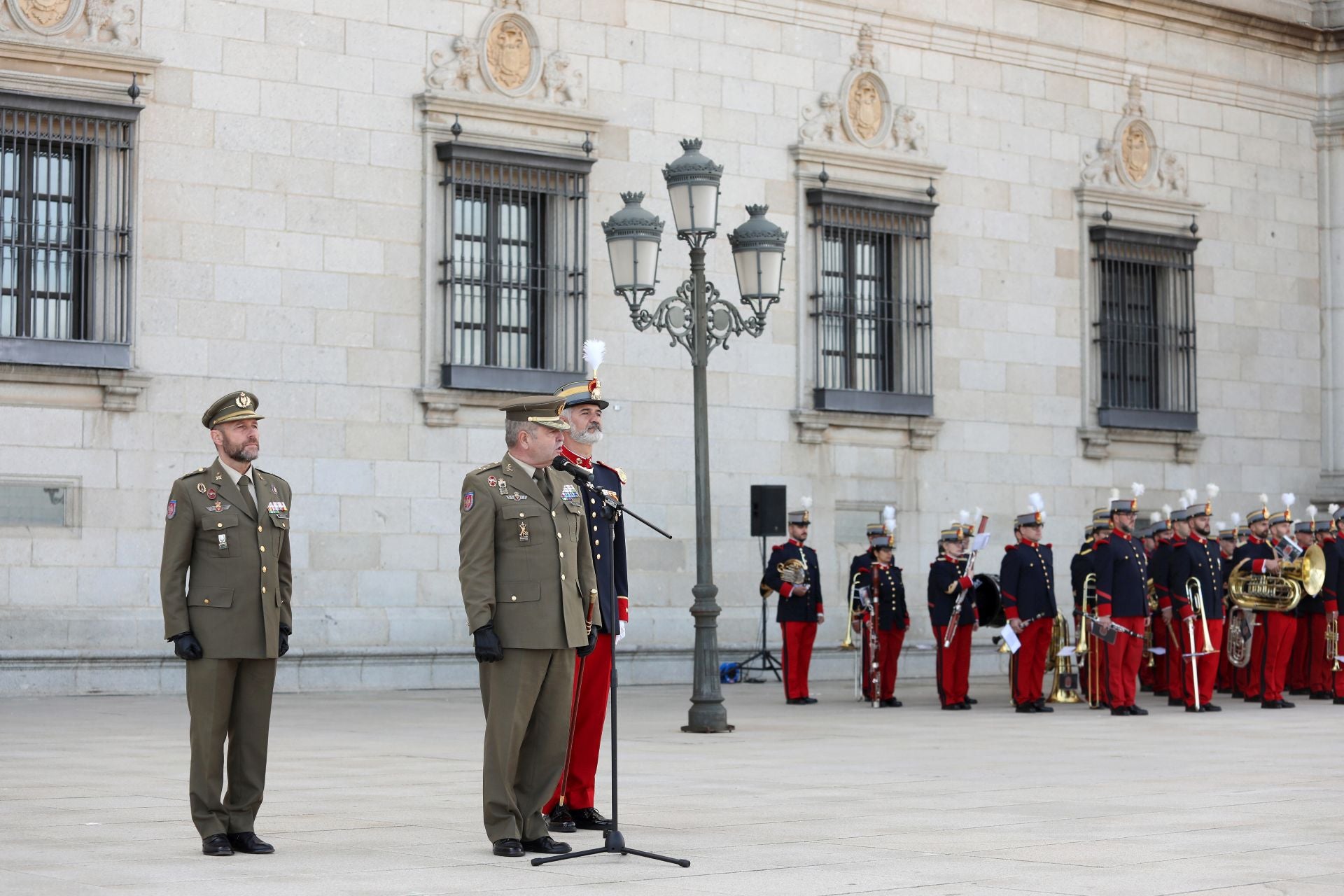 Relevo de guardia e izado solemne de bandera en el Alcázar de Toledo