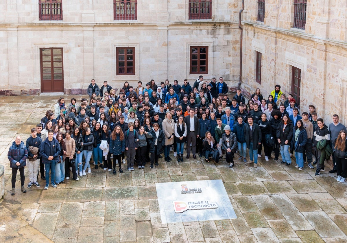 El presidente de la Junta y la consejera de Familia, en la presentación ante jóvenes del proyecto 'Pausa y Reconecta' en Zamora