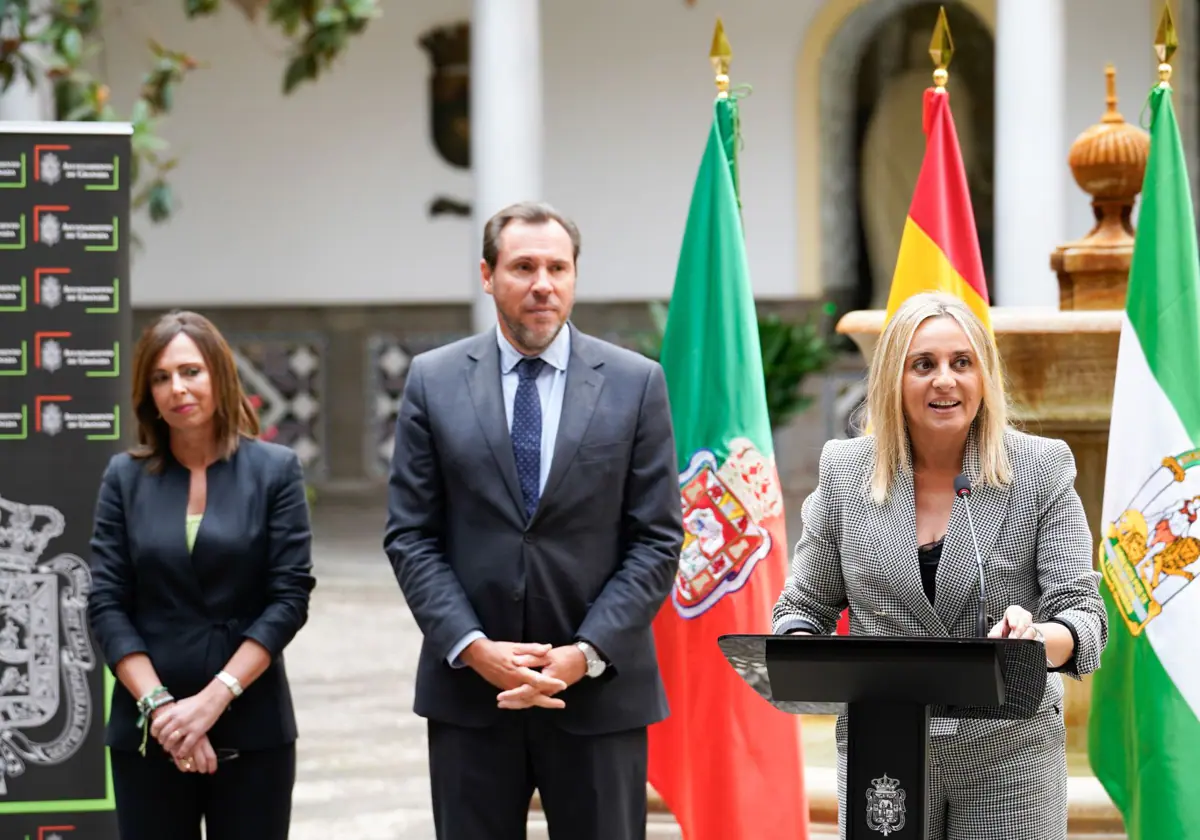 Rocío Díaz y Óscar Puente escuchan a la alcaldesa de Granada, Marifrán Carazo, el viernes 11 de octubre