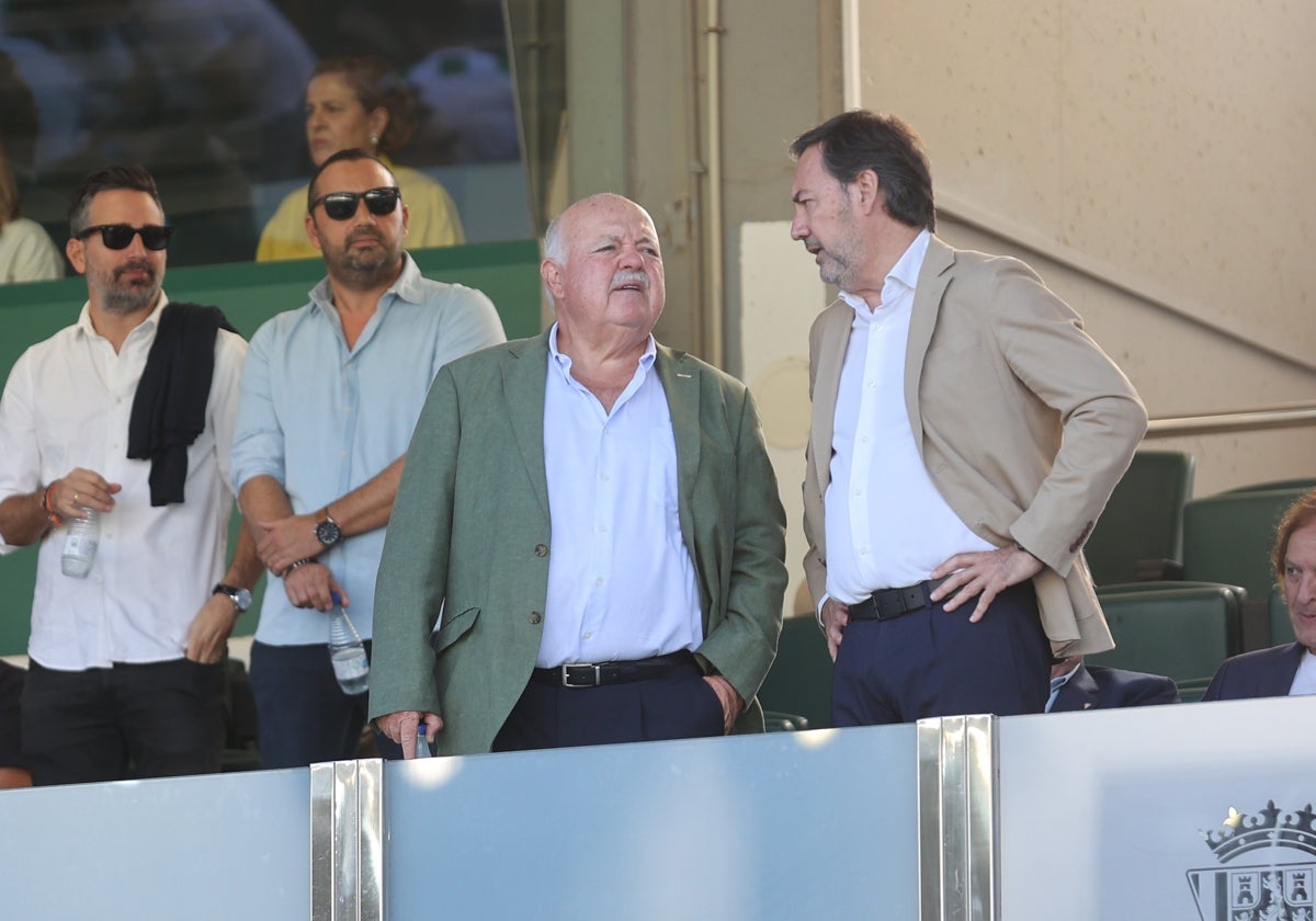 Antonio Fernández Monterrrubio, CEO del Córdoba CF, en el palco junto al presidente del Parlamento