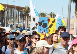 Canarias vuelve a las calles para protestar por un modelo turístico de masas «destructivo»