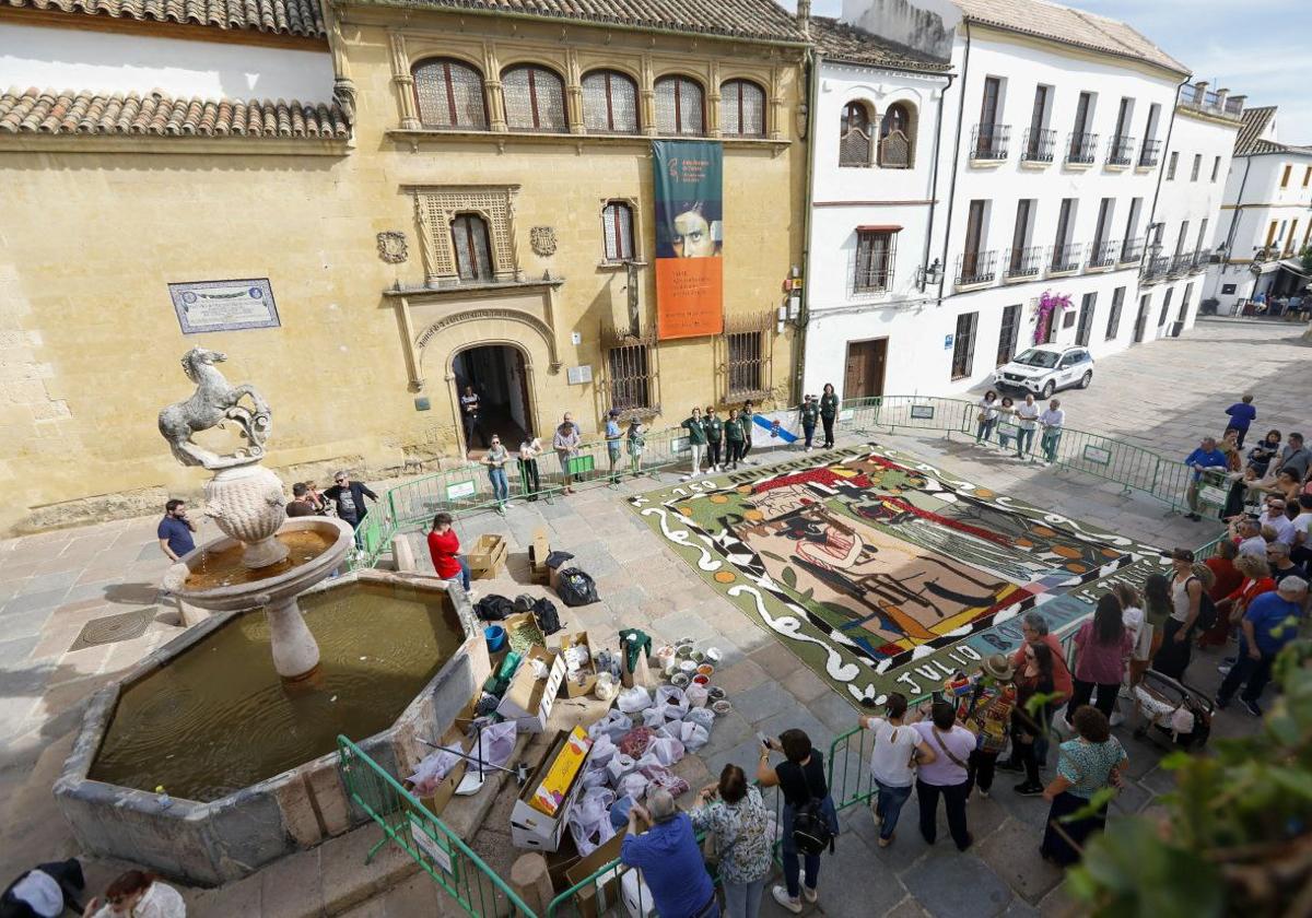 Alfombra homenaje al pintor Julio Romero de Torres frente a su museo en la Plaza del Potro