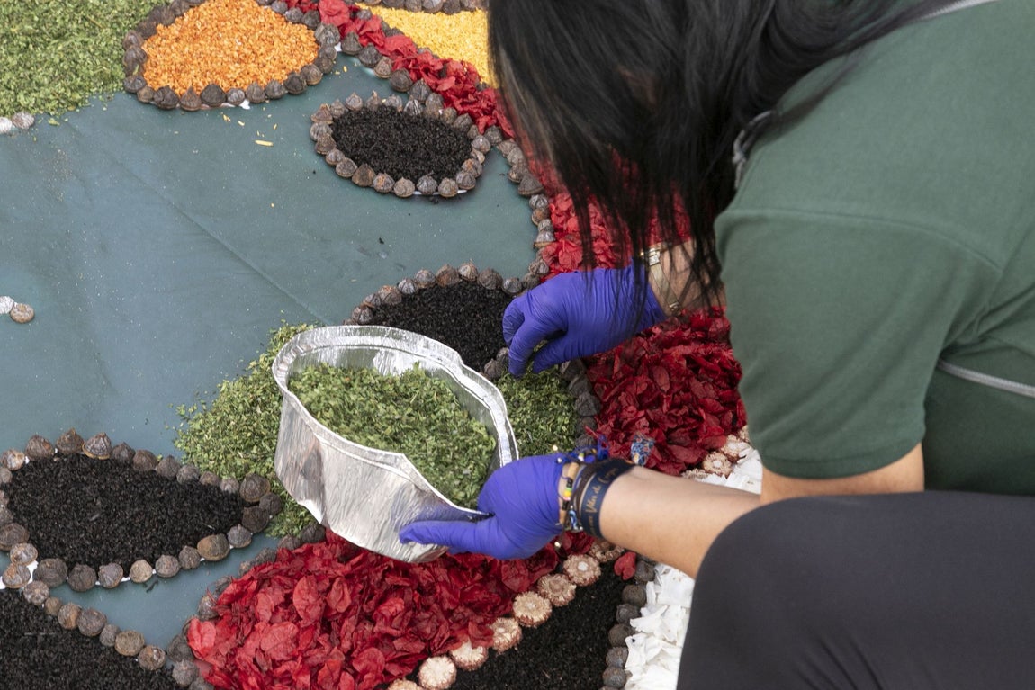 La majestuosa alfombra de flores dedicada a Julio Romero de Torres en Flora, en imágenes
