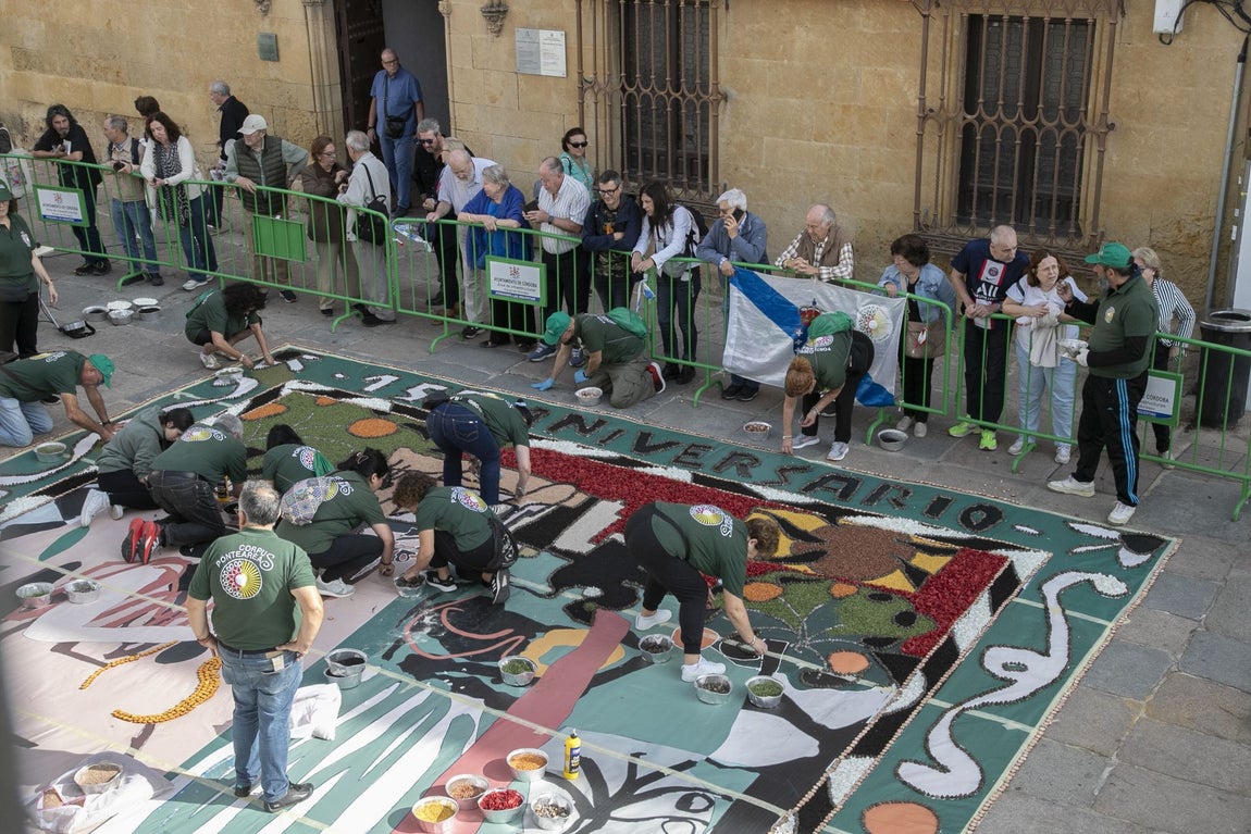La majestuosa alfombra de flores dedicada a Julio Romero de Torres en Flora, en imágenes