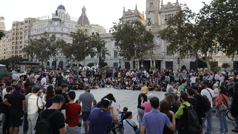 Imagen de la asamblea celebrada este domingo por la tarde en la Plaza del Ayuntamiento de Valencia