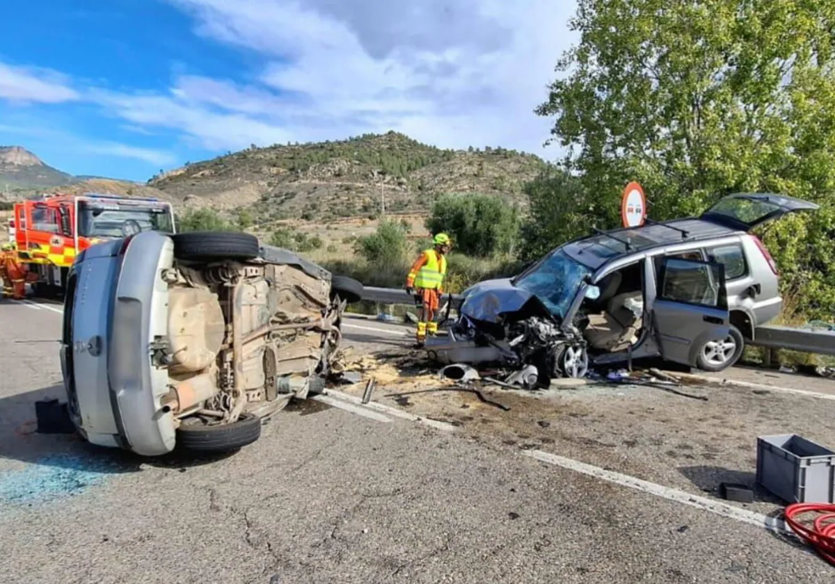 Imagen del estado en el que han quedado los dos coches siniestrados