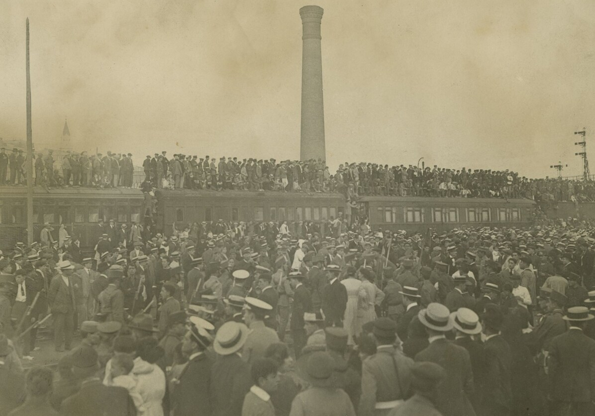 Madrid, agosto de 1921: salida del batallón de Saboya, con el público en los andenes y sobre los vagones