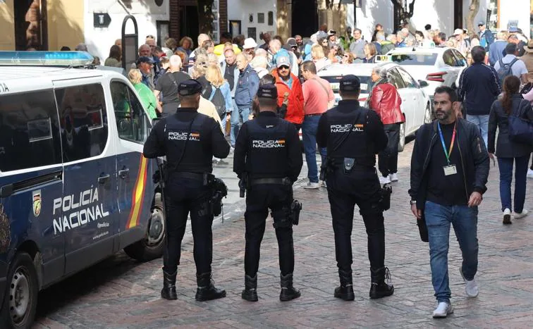 Imagen principal - Arriba, agentes policiales en la zona del Casco; debajo, turistas por Torrijos y el Puente Romano