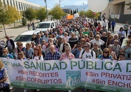 Multitudinaria protesta en Granada contra la gestión sanitaria en Andalucía y en homenaje a Spiriman