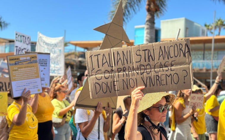 Imagen principal - Concentraciones en contra del turismo de masas en varias islas