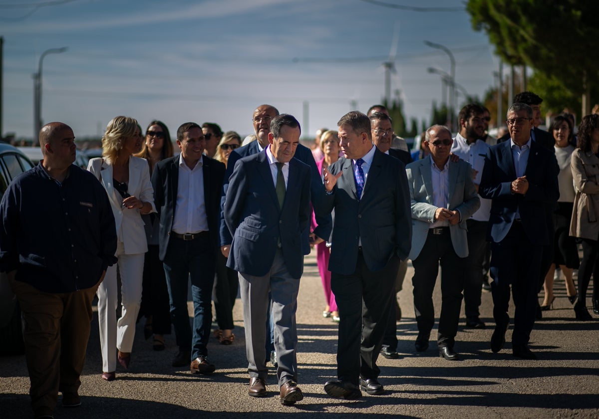 El presidente García-Page junto a José Bono, este domingo en Motilla del Palancar (Cuenca)