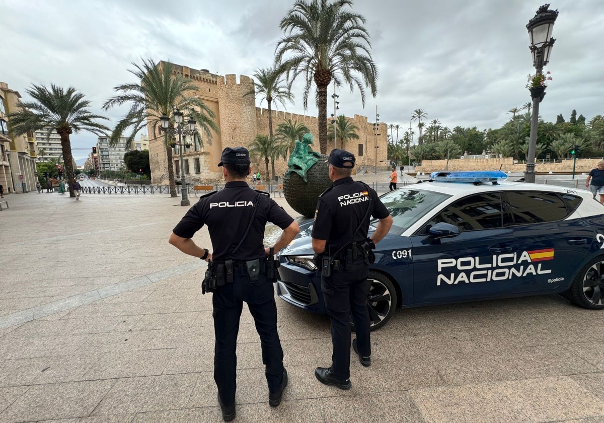 Imagen de archivo de agentes de la Policía Nacional en Elche