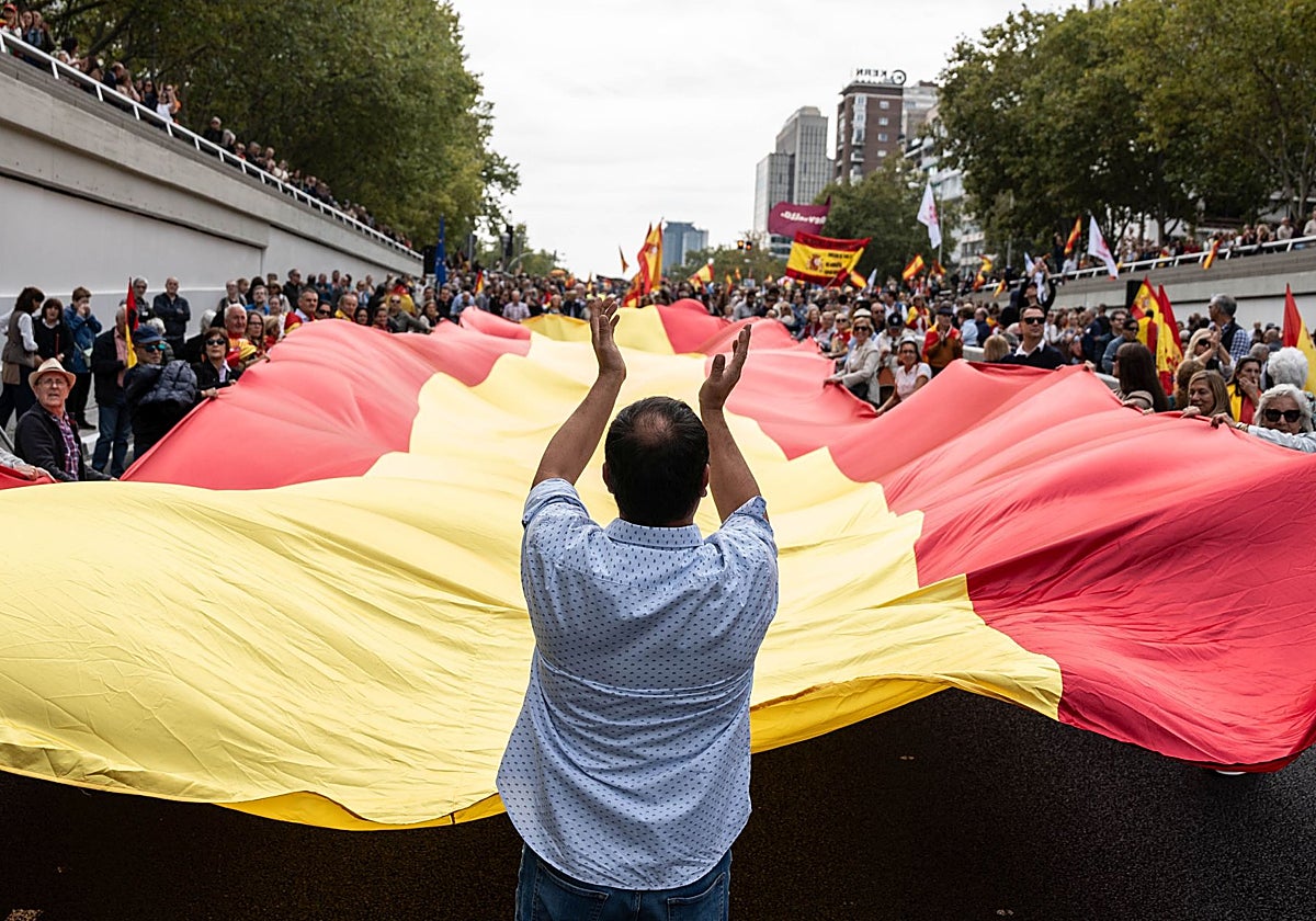La concentración en contra de Pedro Sánchez que exige la celebración de elecciones anticipadas en imágenes