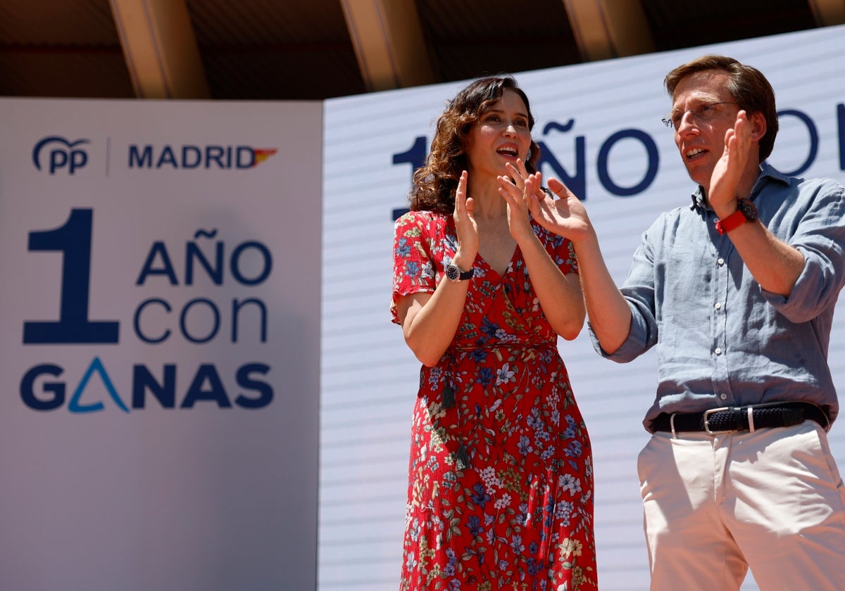 El alcalde de Madrid, José Luis Martínez-Almeida, junto a la presidenta de la Comunidad