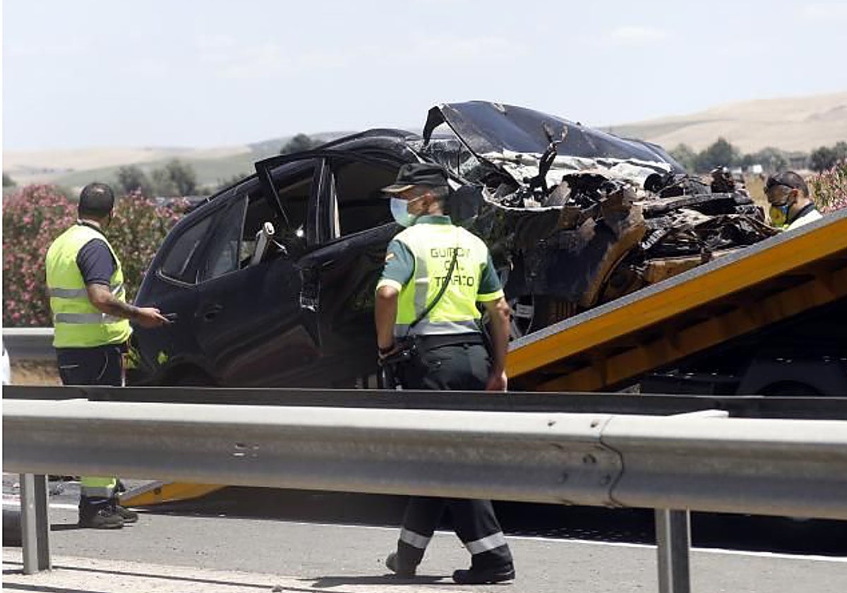 Imagen de la retirada de un vehículo siniestrado en una imagen de archivo