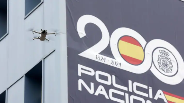 Un dron volando frente a la comisaría de Policía de la Comisaría de Fleming en Córdoba