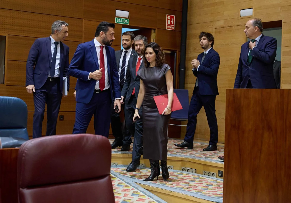 Isabel Díaz Ayuso, con parte de su equipo en el último Pleno de la Asamblea de Madrid