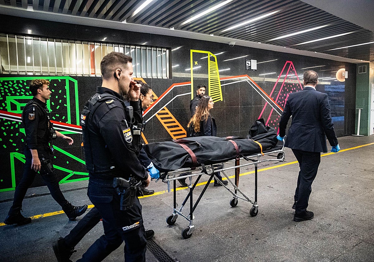 Los servicios funerarios trasladan el martes el cadáver de Ana, en la plaza de los Cubos