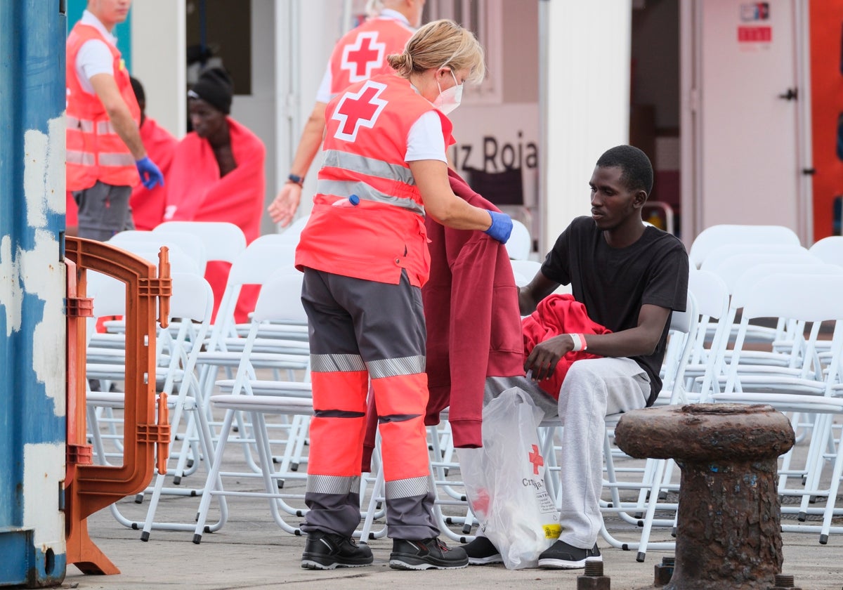 Salvamento Marítimo rescató el jueves a 58 personas que viajaban en una embarcación en  Tenerife