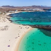 El pueblo de Canarias que recomienda la prensa británica con una playa de aguas cristalinas: dónde está y cómo llegar