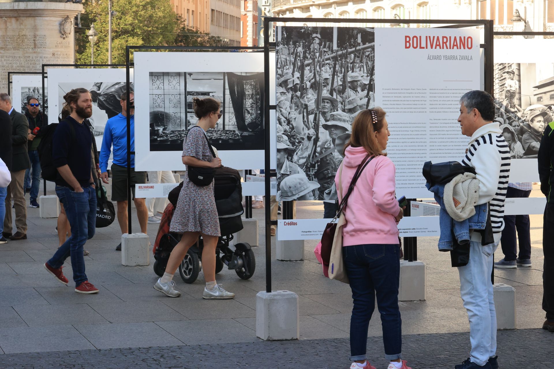 Los ciudadanos que atravesaban la Puerta del Sol se paraban a contemplar las imágenes, impactados por su fuerza
