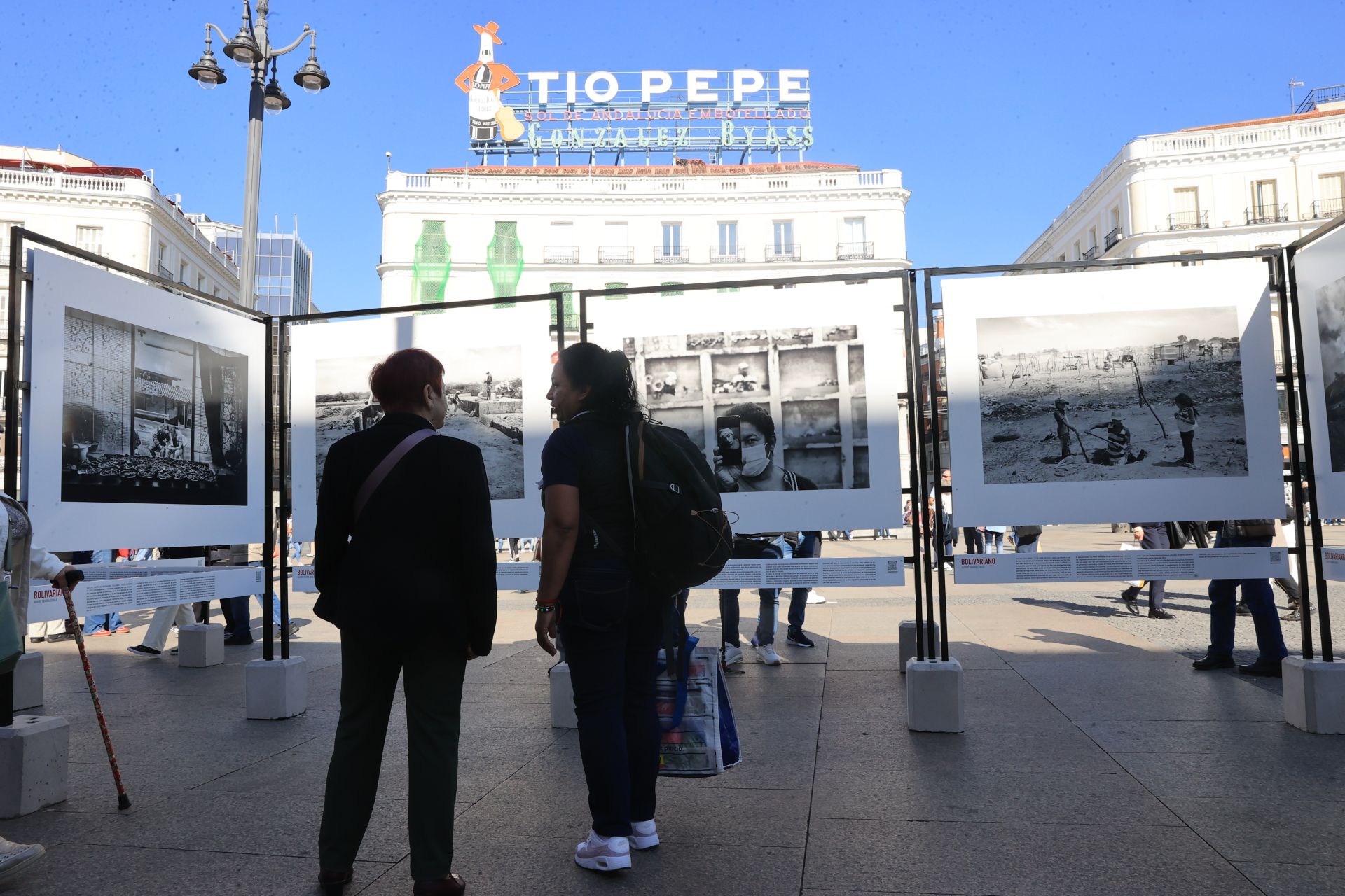 El fotógrafo ha elegido un espacio público y muy emblemático para estrenar su muestra sobre la evolución de la situación política y social en Venezuela