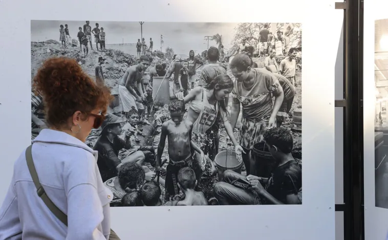 Imagen principal - Álvaro Ybarra Zavala -abajo,izq.- ha elegido la Puerta del Sol para exponer su obra. Un lugar muy frecuentado en el que muchas personas de distintos orígenes podrán contemplar las imágenes y reflexionar sobre lo que reflejan