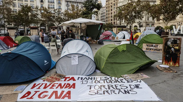 Imagen de la campada por la vivienda, este lunes, en la Plaza del Ayuntamiento de Valencia