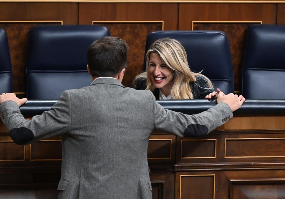 La vicepresidenta segunda del Gobierno, Yolanda Díaz, conversa con el diputado de Sumar Iñigo Errejón