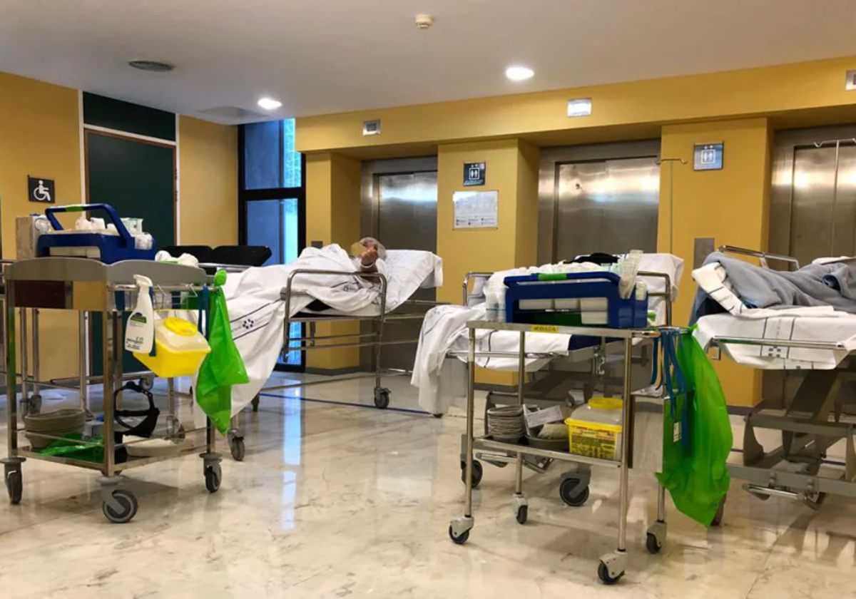 Pacientes en los pasillos del Hospital Insular de Gran Canaria